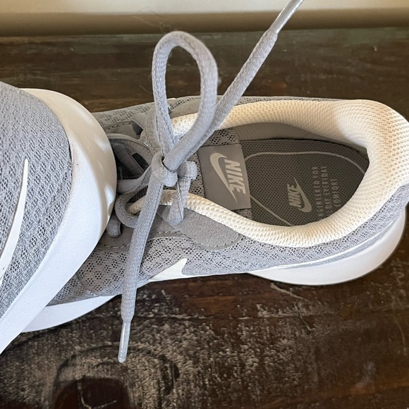 New without box Nike gray grey white size 7 lightweight sneakers - Picture 3 of 13